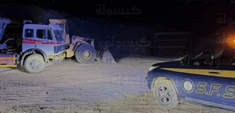 رسمياً القوات الخاصة للأمن والحماية تضبط مقيمين في تبوك بتهمة تجريف التربة واستغلال الرواسب