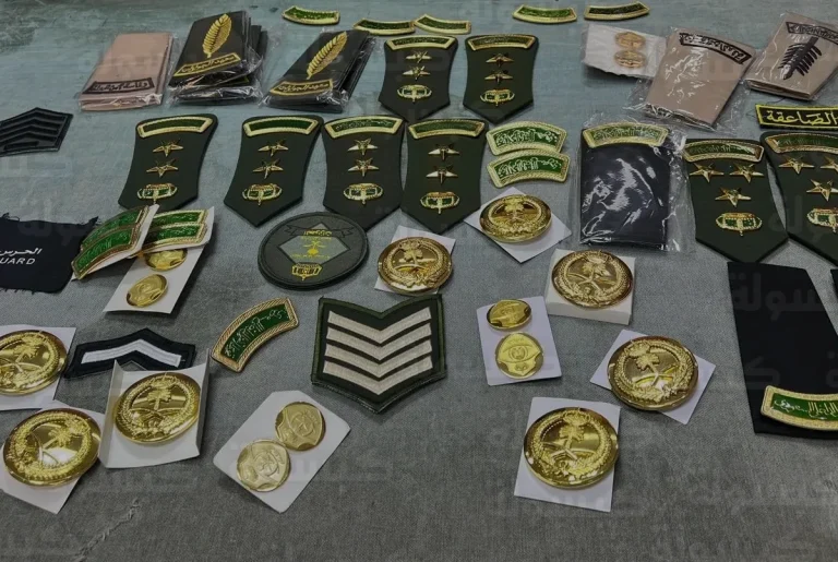 إغلاق 4 محال ومصادرة كميات كبيرة من الرتب العسكرية المخالفة في حملة أمنية مكثفة بالرياض