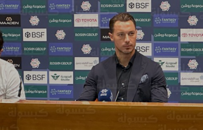 يايسله يحسم دفاع الأهلي لمواجهة الشباب بقرار فني صارم ويستبعد ميريح ديميرال من القائمة